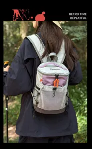 Detailansicht des Outdoor Wanderrucksacks mit Netzkordelzugtasche und doppelten Schulterriemen.