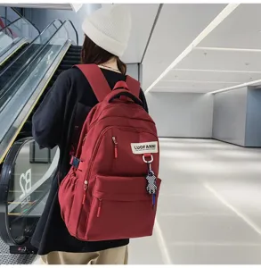 Vue detaillee du sac a dos de loisir rouge porte par le modele avec grande capacite.