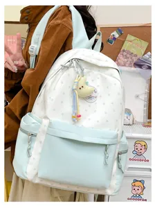 Detailansicht des süßen japanischen Rucksacks, Eiscremefarben, Sternmuster, schick.