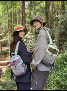 Detailansicht des modischen leichten Tunnelzug-Rucksacks im Bergstil für Paare mit Netztasche.