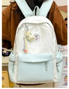 Süßer Studentenrucksack mit Sternen-Print und Eiskrem-Farben, inkl. Mond-Anhänger Detail.