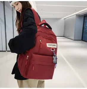 Grand sac à dos rouge pour étudiants et voyage quotidien au design moderne et tendance.