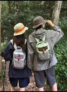 Detailansicht der Outdoor-Rucksäcke im Wald, zeigt das praktische Mesh-Kordelzug-Design.