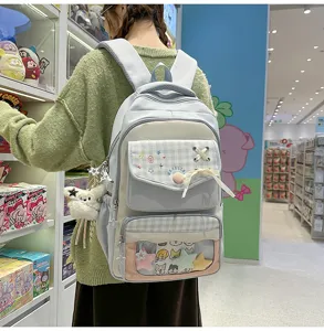 Detailansicht des japanischen Karomusters Ita-Bag mit Sichtfenster und Pluesch-Schluesselanhaenger.