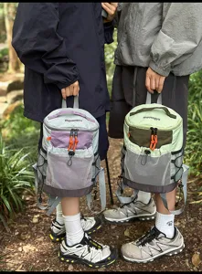Detailansicht des leichten Wanderrucksacks mit Netztasche und praktischem Kordelzug für Outdoor.