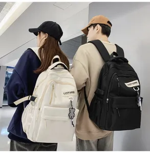 Vue détaillée d'un sac à dos de couple grand format avec poches et style collégien.