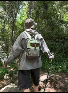Detailansicht des leichten Outdoor-Wanderrucksacks mit Netzkordelzugtasche in Grün.