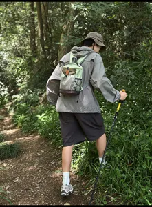 Leichter Outdoor Wanderrucksack mit praktischer Netztasche und Kordelzug für Reisen.