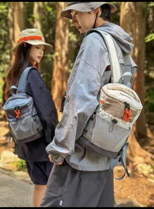 Detailansicht des Outdoor-Rucksacks für Paare, leicht, mit Kordelzug und Netztasche.
