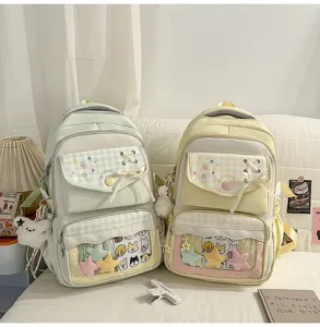 Niedlicher japanischer Ita-Rucksack Detail mit Sichtfenster, Karomtasche und Plüsch-Anhängern.