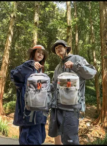 Detailansicht im Outdoor-Wald mit Rucksack, der strapazierfähige Stoffe und Taschen zeigt.