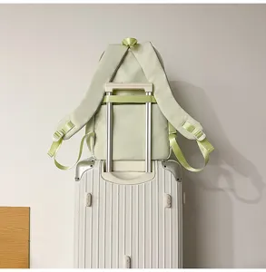 Hellgrüner Reise-Rucksack mit Koffer-Gurt, praktischer Alltags-Tagesrucksack für Schule und Pendeln.