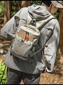 Minimalistischer Outdoor-Camping-Rucksack mit Netztasche, leichter Tagesrucksack für Reisen.