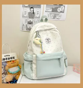 Detailansicht des niedlichen japanischen Rucksacks in Mintgrün und Weiß mit Sternen und Mond.