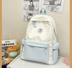 Detailansicht eines süßen japanischen Rucksacks im Eiscreme-Design mit Sternen für Schüler.