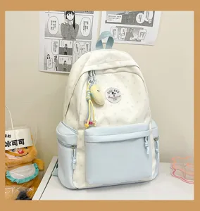 Detailansicht des niedlichen japanischen Rucksacks mit Sternenmuster, Vordertasche und Anhänger.