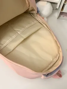 Rosa Mini Rucksack mit geräumigen Innenfächern, ideal für tägliches Pendeln und Reisen.
