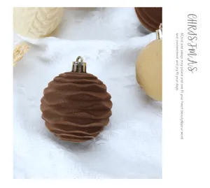 Detalle de adorno de bola navideña flocada, diseño ondulado texturizado de 6cm para árbol.