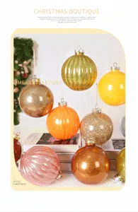 Primer plano de adornos de bolas de Navidad de colores con purpurina y acabado brillante.