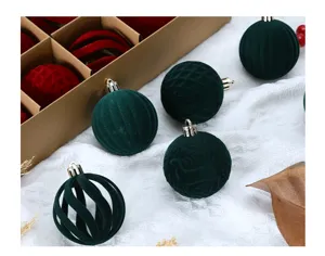 Vista detallada de bolas de Navidad floqueadas de 6cm, hermosos adornos de terciopelo.