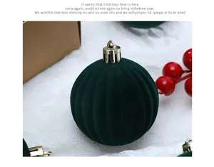 Primer plano de detalle de una bola de navidad de terciopelo verde de 6 cm con tapa dorada.