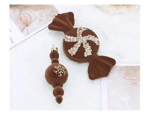 Lot de boules de Noël floconnées marron, pendentifs bonbon et sphère avec détails scintillants.