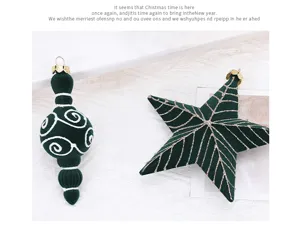 Boules de Noël en velours vert foncé, formes d'oignon et d'étoile pour décoration de fête.