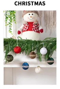 Detalle de bolas de Navidad de terciopelo hechas a mano con detalles brillantes.