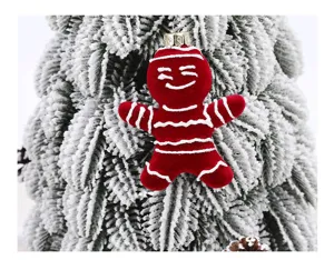 Ornement de sapin de Noël bonhomme en pain d'épices rouge floqué, détail de déco de fête.