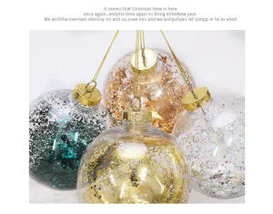 Vista detallada de bolas de navidad transparentes de PET con purpurina para decoración festiva.