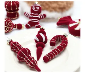 Ensemble de boules de Noël floquées rouges, bonhomme de pain d'épices et jolies décorations.