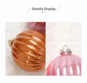 Primer plano de bolas de Navidad brillantes y acanaladas, decoración colgante perfecta.