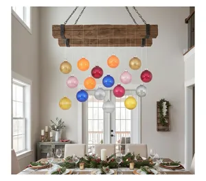 Bolas de Navidad de PET coloridas colgando de viga de madera para decoración festiva interior