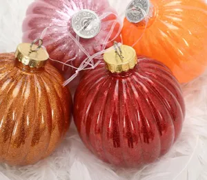 Bolas de Navidad de PET con acabado brillante, ideales para arbol y decoracion festiva.