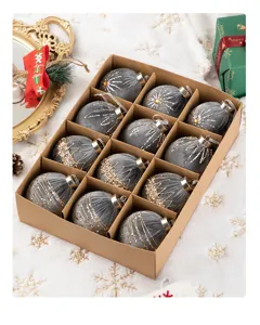 Set de bolas de navidad de terciopelo gris, vista detallada adornos con purpurina en caja.