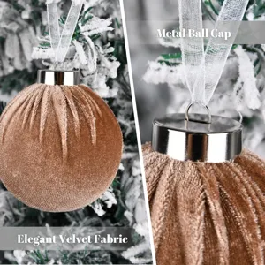Bola de adorno de arbol de Navidad de terciopelo con tapa metalica y tela elegante.