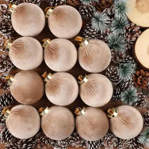 Vista detallada en plano de bolas de Navidad de terciopelo beige flocado con piñas.