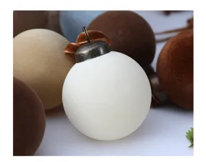 Geflockte fluwelen kerstballen voor kerstboom hangende decoratie feestelijke ornamenten.