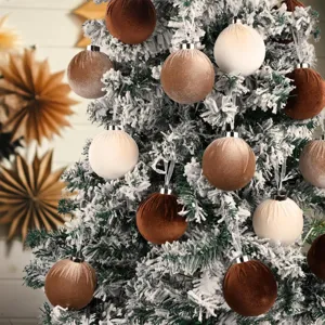 Primer plano detallado de bolas de Navidad de terciopelo suave en tonos marrones y champán, festivo.