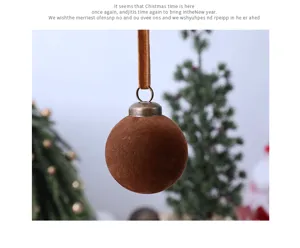 Bruine fluwelen kerstbal ornament met stijlvol lint voor kerstboom hangende decoratie.