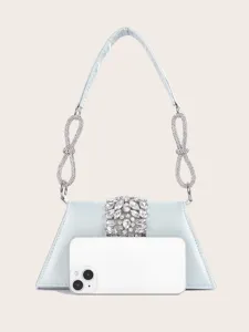 Detailansicht der hellblauen Satinabendtasche mit funkelnder Strassschnalle und Kristallgriff.