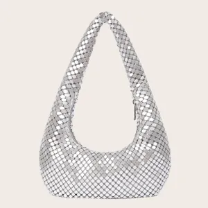 Silberne Metallic Pailletten Hobo Tasche Detailansicht, glitzernde Abendtasche.
