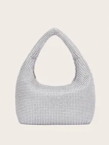 Detailansicht der glitzernden Strass-Abendtasche mit funkelnder Kristall-Netz-Textur.