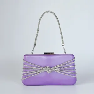 Lila Satin Abendtasche Clutch Detail, elegante glitzernde Strasskette und Kristallknoten.