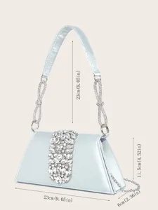 Hellblaue Satin Abendtasche mit Strasssteinen Detailansicht mit Maßen 23cm und 11.5cm.