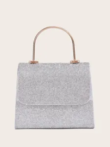 Nahaufnahme der silbernen Strass-Abendtasche mit rundem Metallgriff für Partys.