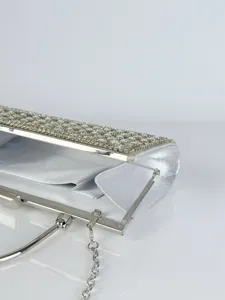 Nahaufnahme einer silbernen Strass-Abendtasche mit Blick auf den Metallrahmen und das Innenfutter.