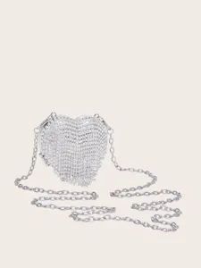 Nahaufnahme des glitzernden Strass-Herz-Abendbeutels mit filigranem Metallkettenriemen.