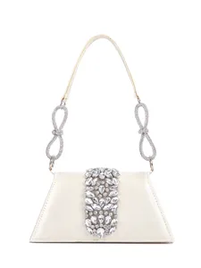 Nahaufnahme des glitzernden Strass-Verschlusses und des Kristall-Riemens der Abendtasche.