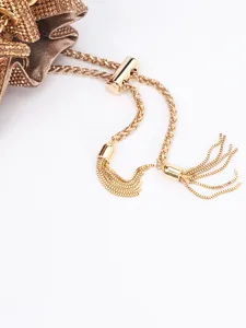 Nahaufnahme einer luxuriösen Strass-Abendtasche mit goldener Kette und Quasten.